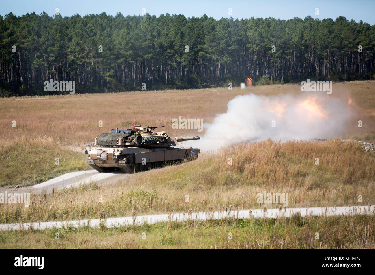 Eine M1A1 Abrams Panzer feuert, während ein Tank bilateralen Bereich während der Übung Bold Krokodil 17. Stockfoto Eine M1A1 Abrams Panzer feuert, während ein Tank bilateralen Bereich während der Übung Bold Krokodil 17. Stockfoto