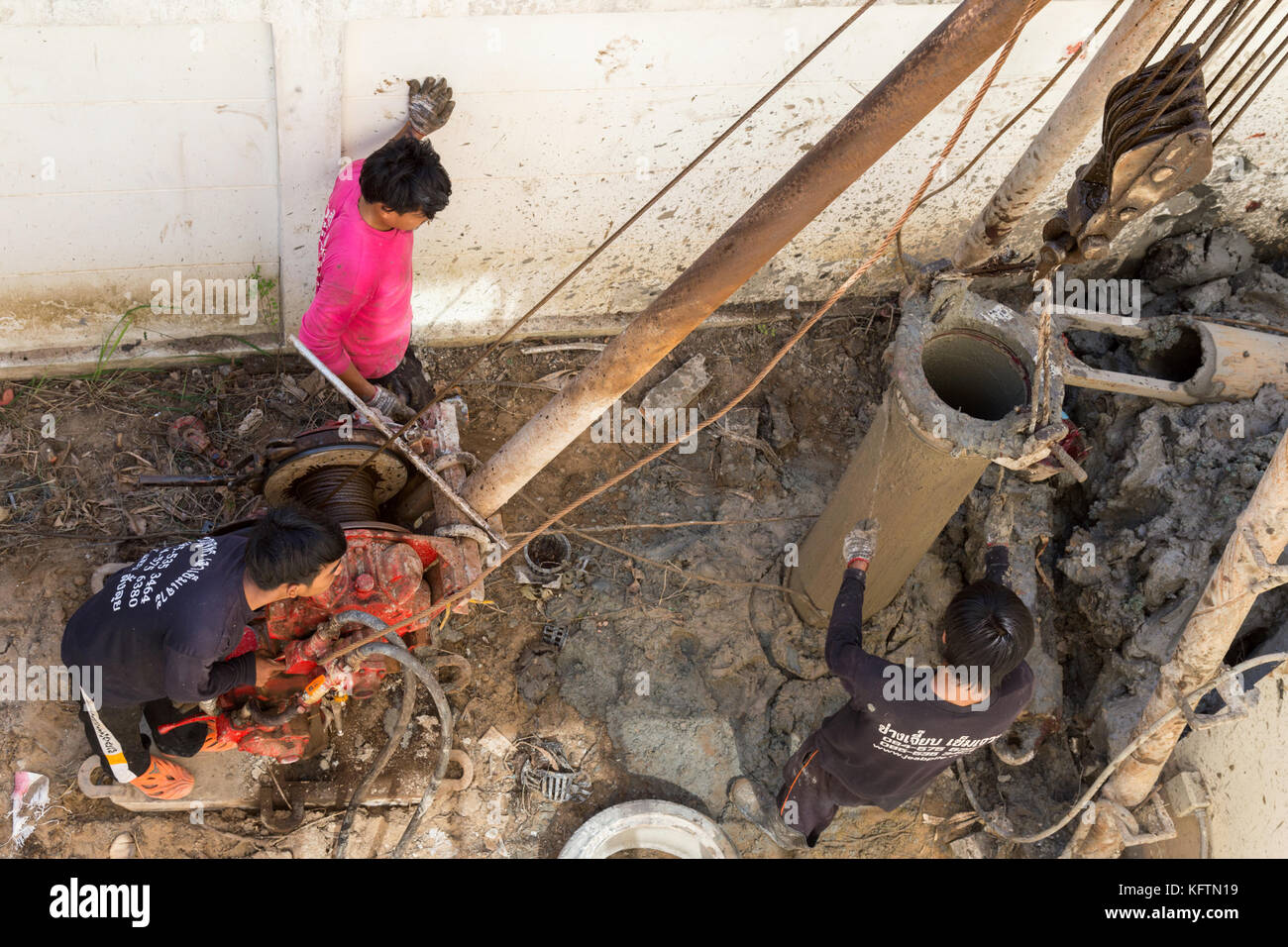 Bangkok, Thailand - 14. November 2024 : asiatische Bauarbeiter installieren nasse Bohrpfähle für den Hausbau. Stockfoto