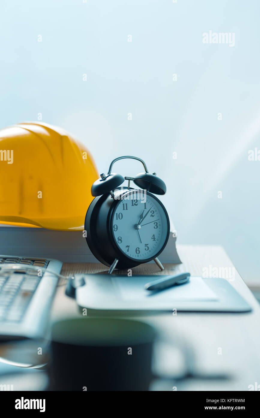 Architektur Projekt Frist, vintage Wecker auf Büro Schreibtisch in Architektur und Innenarchitektur studio Stockfoto