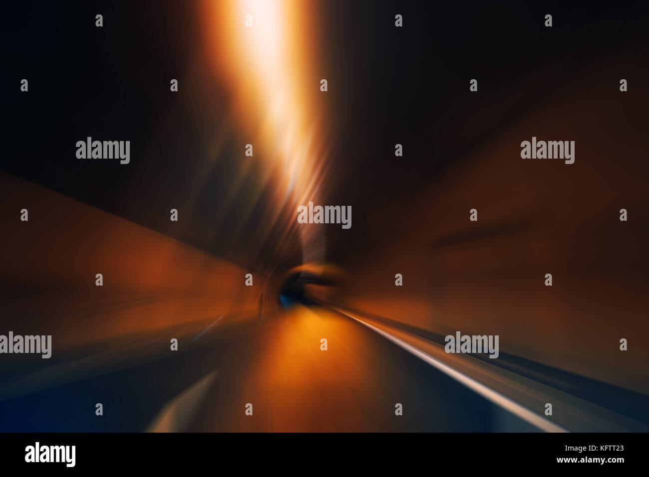 Im Tunnel, abstrakte dunklen Low-key-Hintergrund mit Zoom motion blur Effekt Stockfoto