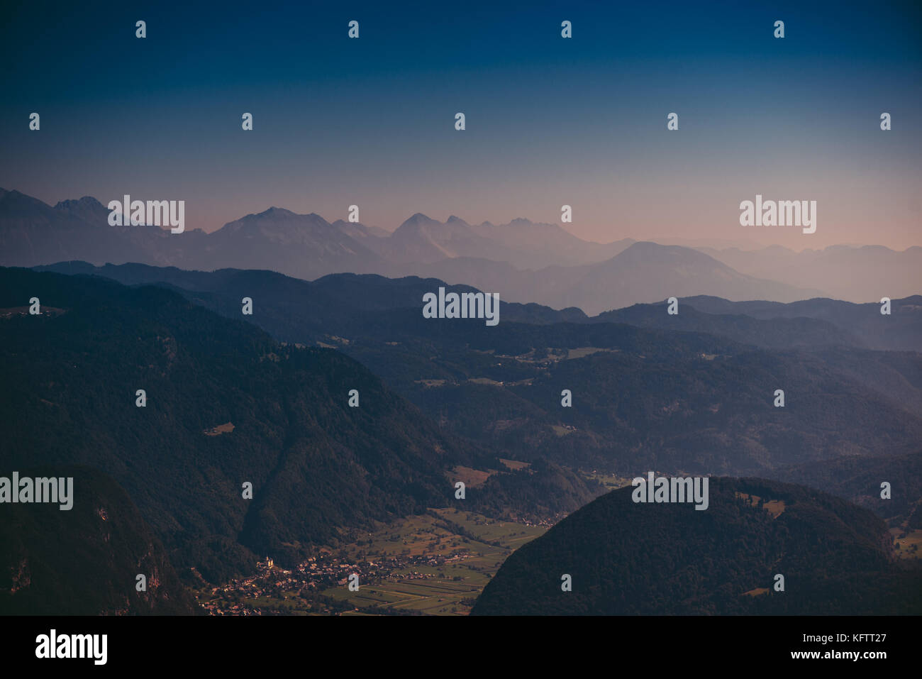 Schönen julischen Alpen Landschaft, Luftaufnahme von Tal in der slowenischen Nationalpark Triglav, getönten Bild Stockfoto