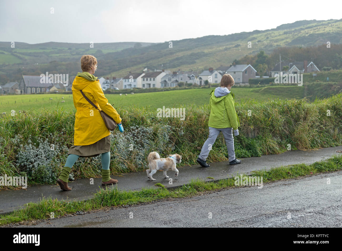 Familie wandern Hund, Ballintoy, Co Antrim, Nordirland Stockfoto