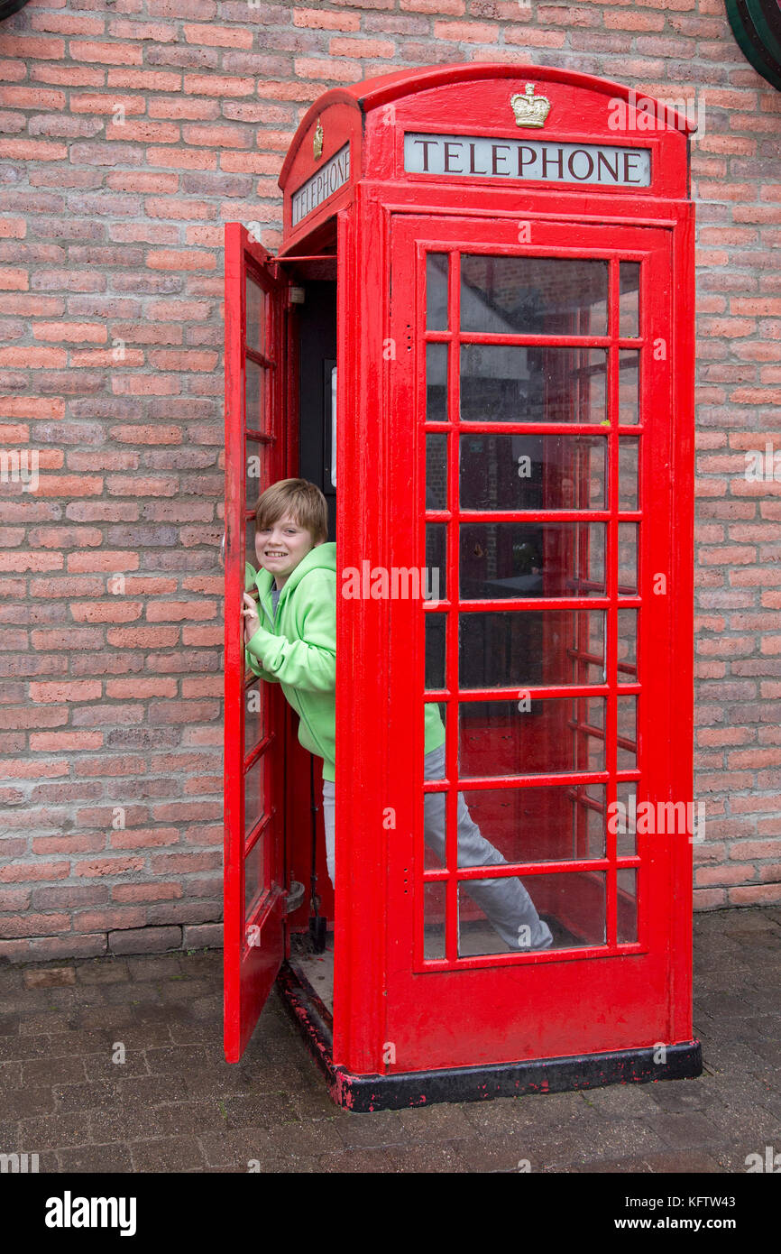 Traditionelle Telefonzelle, Bushmills, Co Antrim, Nordirland Stockfoto