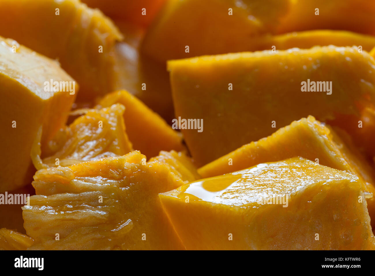 Kürbis gewürfelt und gesalzen. Weiter kochen. Stockfoto