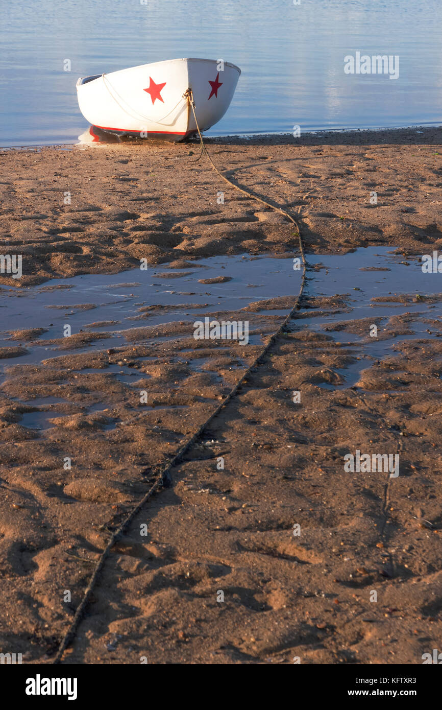 Günstig Holz- Boot im Sand bei Ebbe. Stockfoto