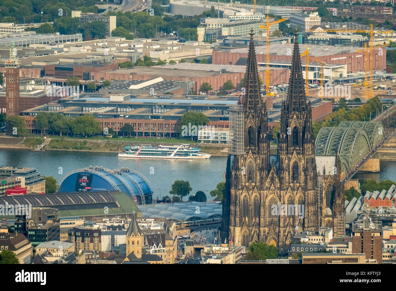 Kölner Dom, Köln-Zentrum, mit der Kölner Messe im Hintergrund, Domplatz, neben Römisch-Germanisches Museum, Köln, Rheinland, Nord Stockfoto