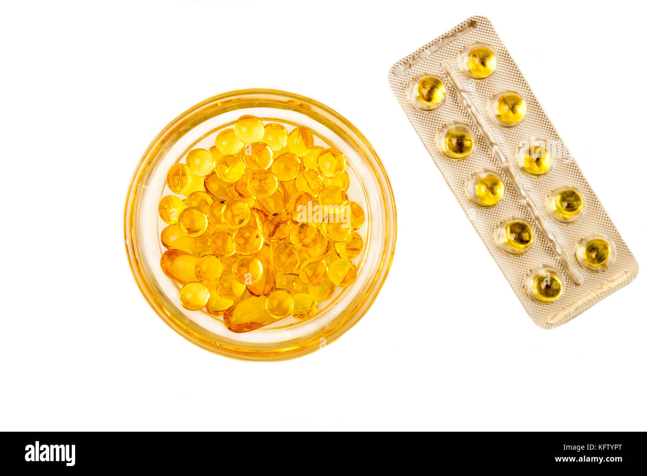 Сapsules mit Vitaminen A und E. Gelb capsuls in Glasschale und Blister mit Kapseln. Platz kopieren Stockfoto
