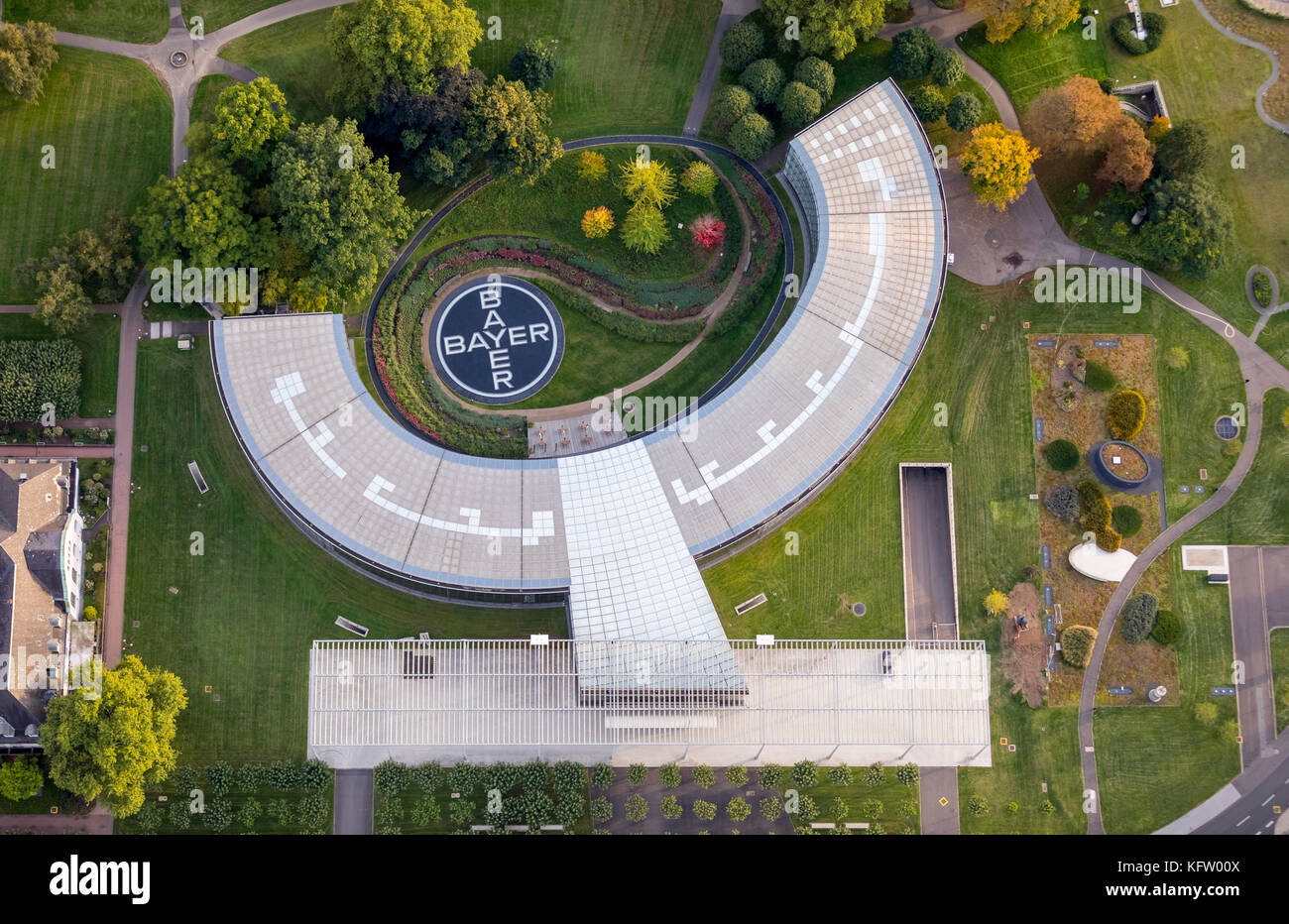 Logo Bayer im Garten der Zentrale Leverkusen, Chemiewerk Bayer AG, LANXESS Aktiengesellschaft, Chemiewerk am Rhein, Casino Stockfoto