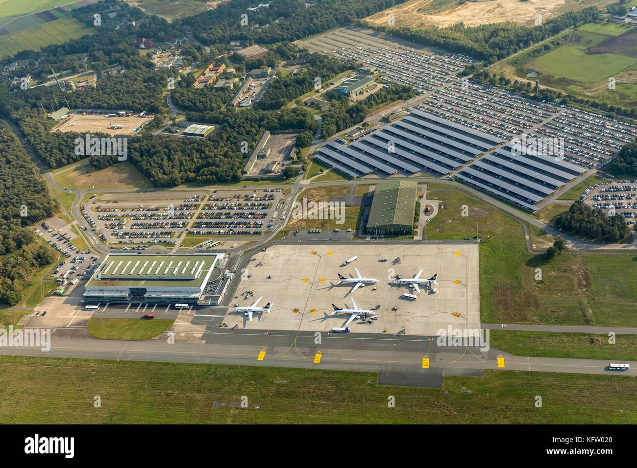 Flughafen Niederrhein, Ryan-Airport, Weeze Airport, Düsseldorf Airport (Weeze), Schürze mit Ryan-Ferienfliegern, Ryan Airplanes, Parken, Abfertigungszeit Stockfoto