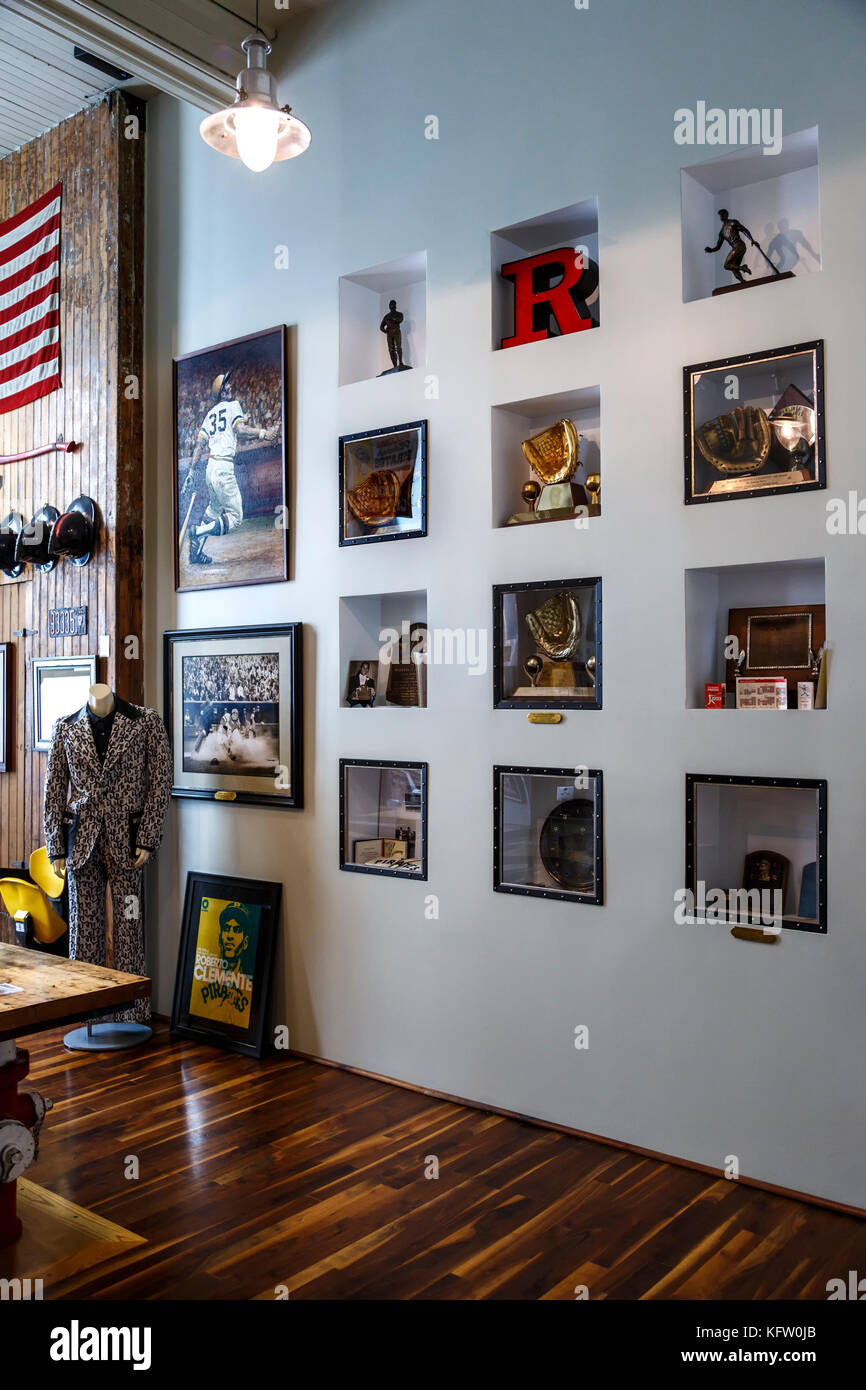 Gold Glove Trophäe an der Wand, die Clemente Museum, Pittsburgh, Pennsylvania, USA Stockfoto