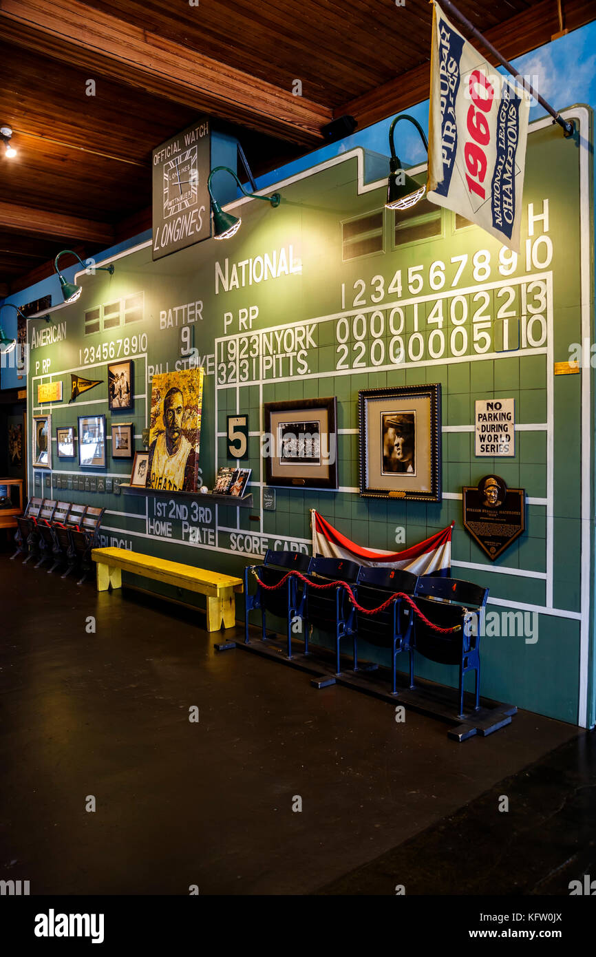 Anzeigetafel und Roberto Clemente Erinnerungsstücke, die Clemente Museum, Pittsburgh, Pennsylvania, USA Stockfoto