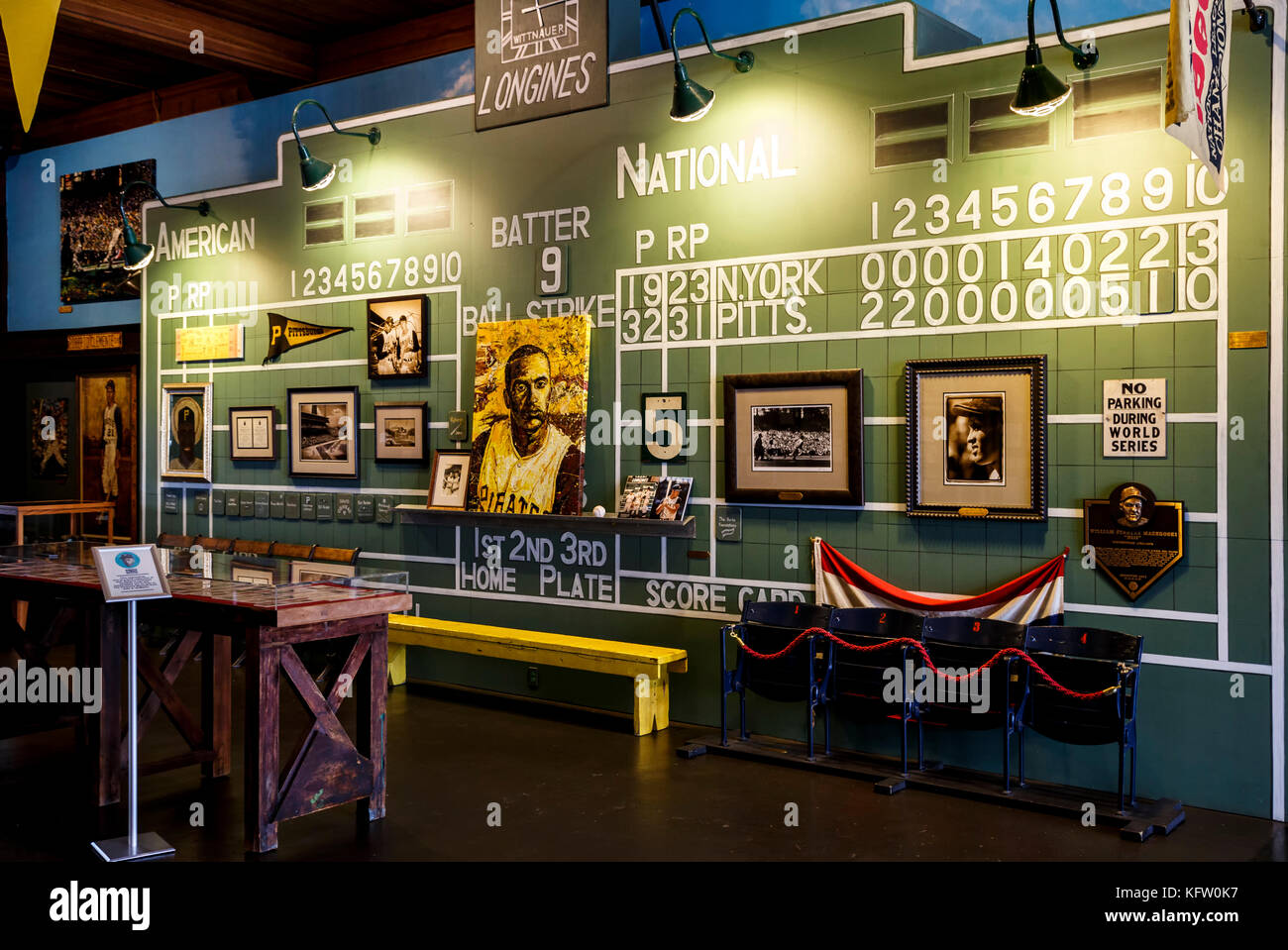 Anzeigetafel und Roberto Clemente Erinnerungsstücke, die Clemente Museum, Pittsburgh, Pennsylvania, USA Stockfoto