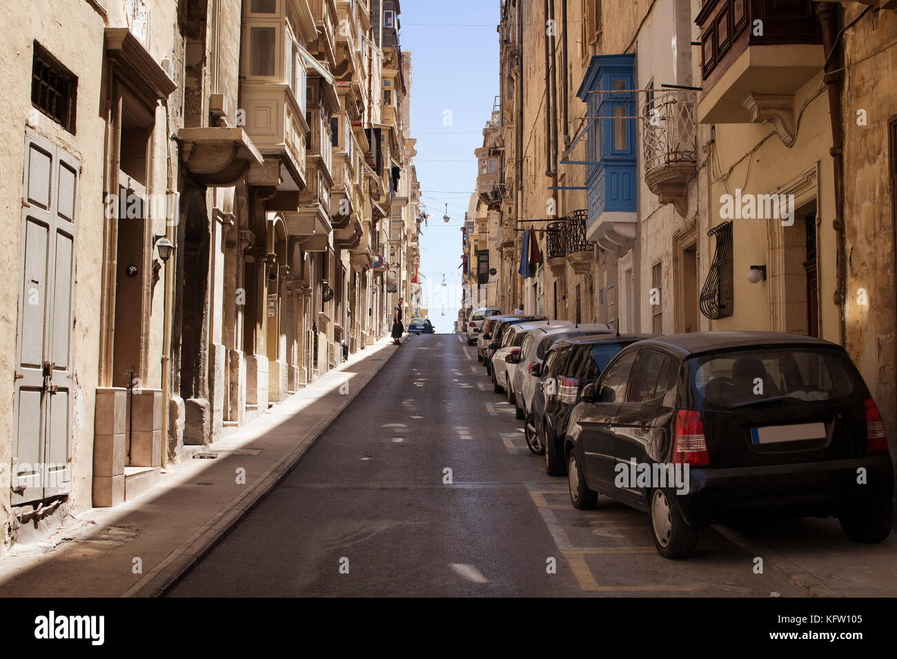 Eine der alten, historischen Straßen in Valletta/Malta. Bild zeigt architektonischen Stil der Stadt und Lifestyle. Es ist die Hauptstadt der mediterrane Stockfoto