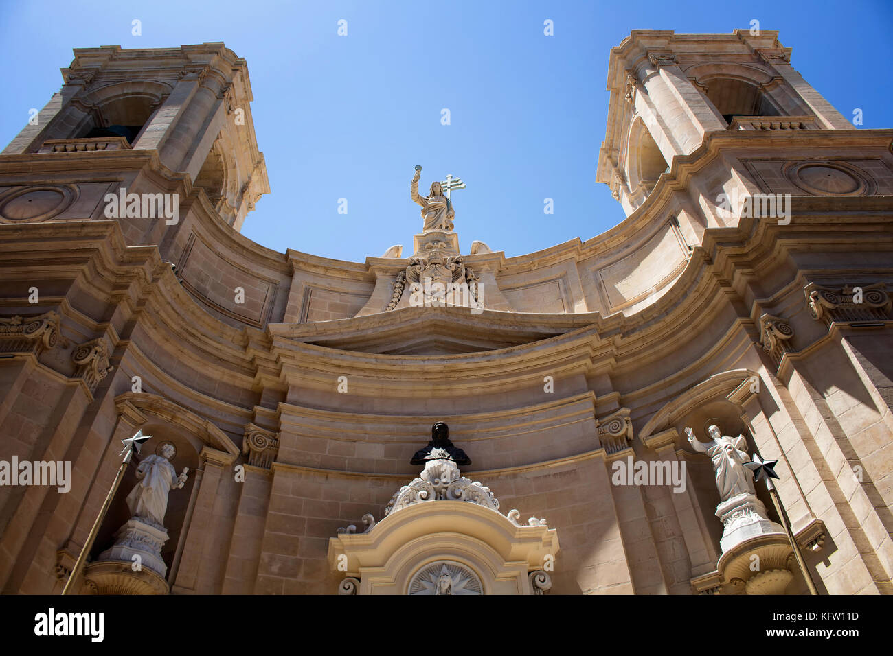 Ansicht von unten der hl. Dominikus Kirche in Valletta, Malta. Stockfoto