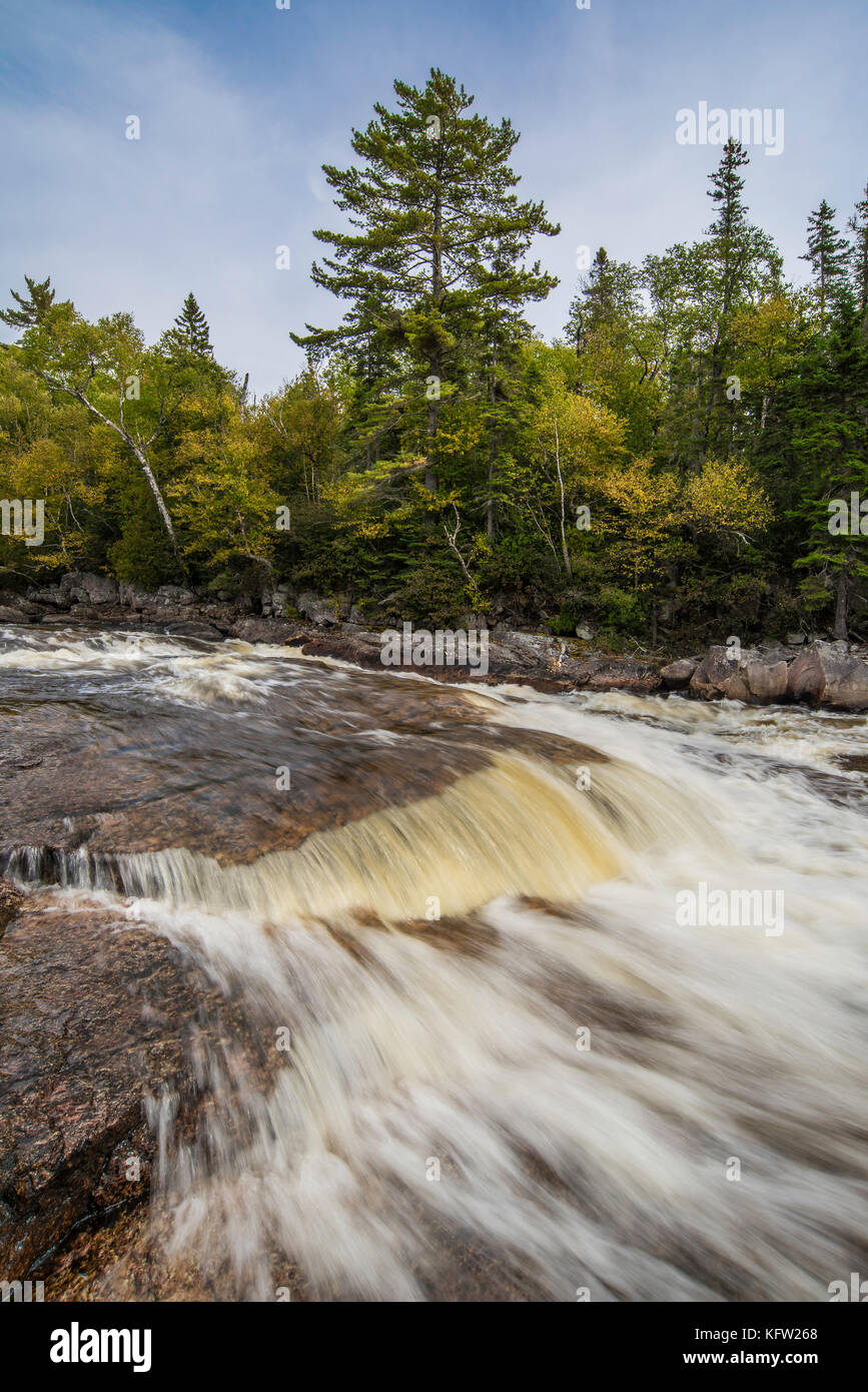 Sand River Falls, Lake Superior Provincial Park, Ontario, Kanada von Bruce Montagne/Dembinsky Foto Assoc Stockfoto