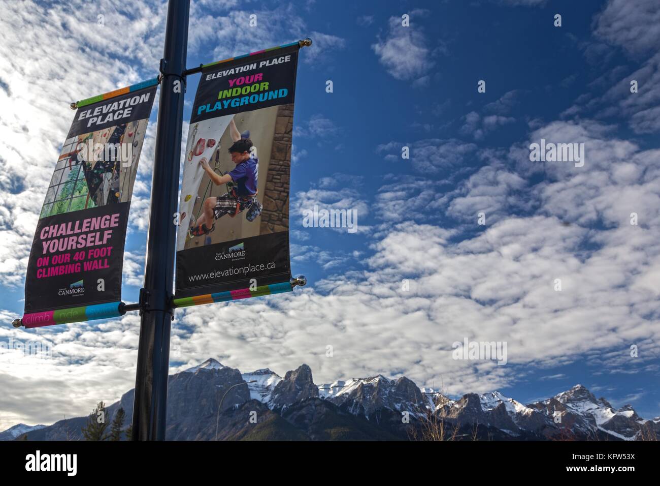 Werbebanner Flaggen, Rocky Mountains Landschaft Hintergrund, Blaue Skyline. Elevation Place Recreational Facility, Canmore, Alberta Canadian Rockies Stockfoto