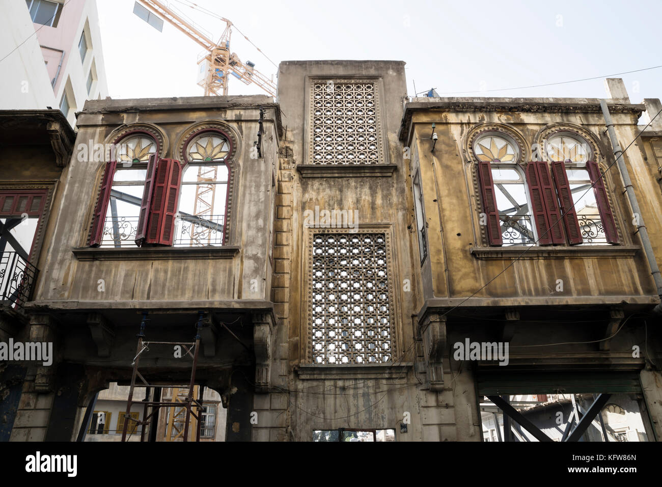 Ruinen einer traditionelle libanesische Haus mit einem Kran in Beirut, Libanon Stockfoto