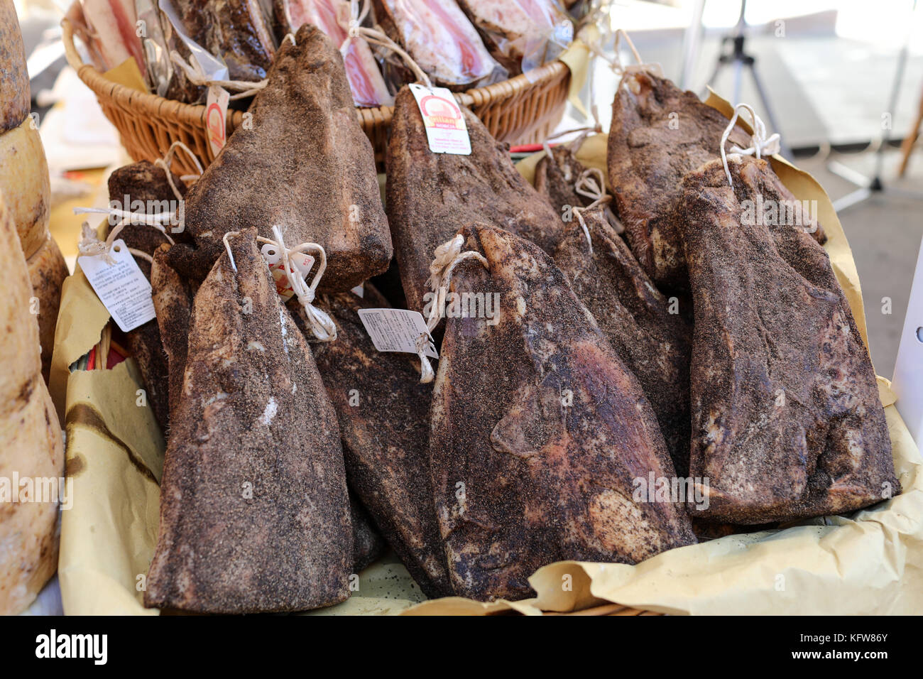MANZIANA, Latium, Italien - Oktober 14, 2017: Stücke von porck Wange an schwarzer Pfeffer zum Verkauf auf der Straße stand beim beliebtesten und lokalen sogar erwartete Stockfoto