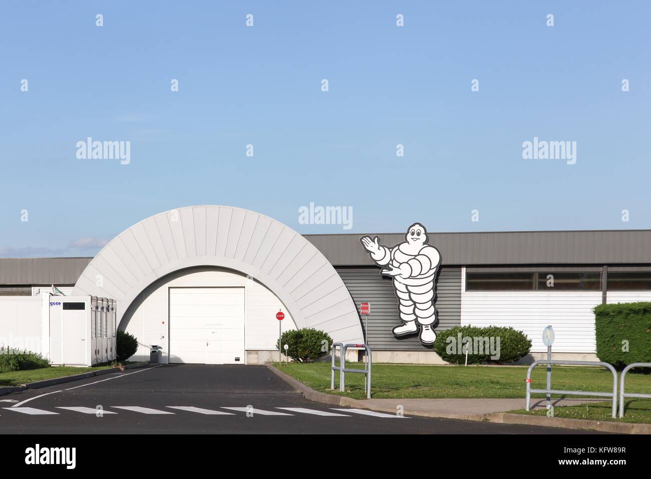 Clermont, Frankreich - 7. Juni 2017: Michelin-Fabrik in Clermont-Ferrand. Michelin ist ein Reifenhersteller mit Sitz in Clermont-Ferrand Stockfoto