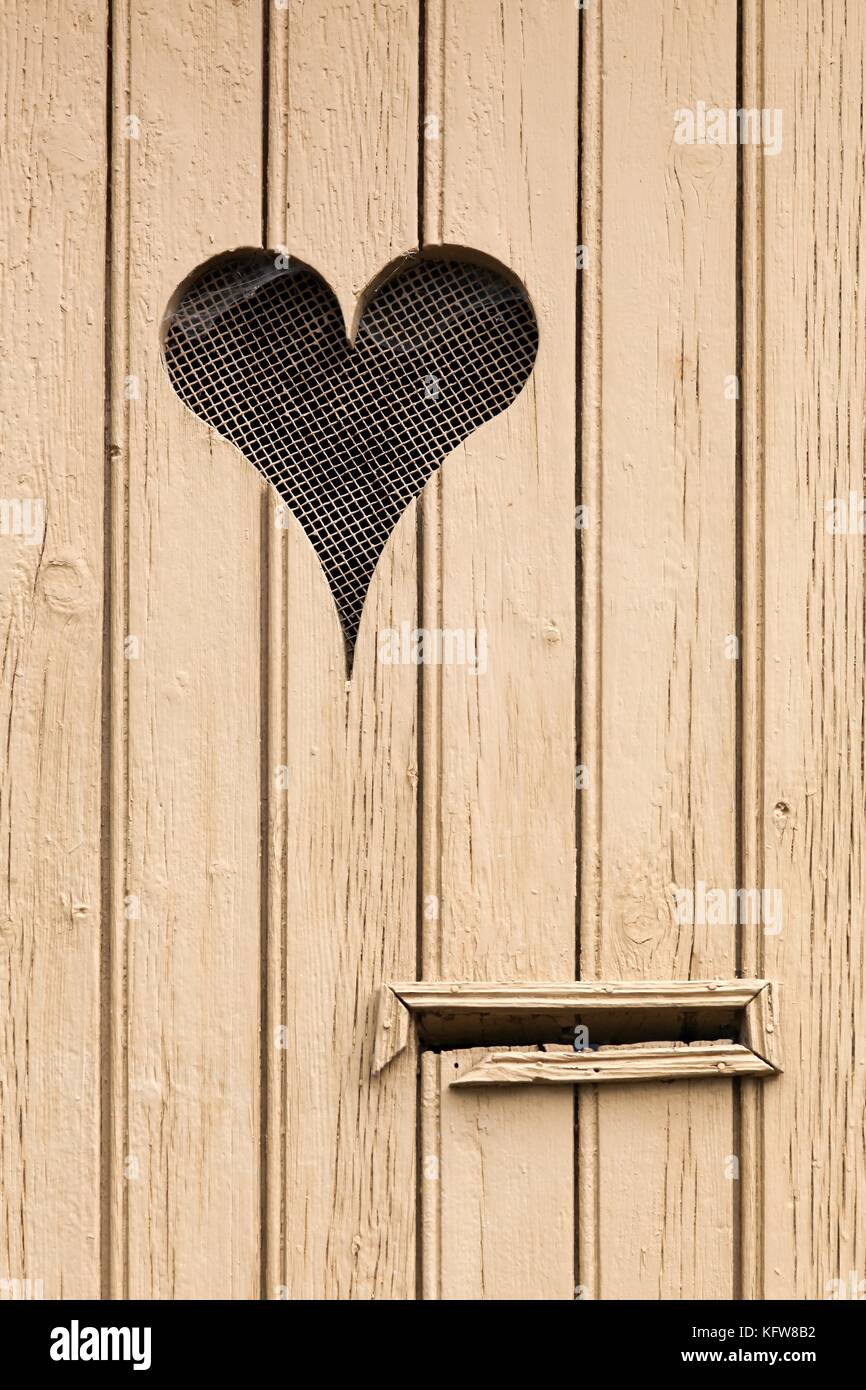 Details einer vintage Letter Box auf einer hölzernen Tür in Frankreich Stockfoto