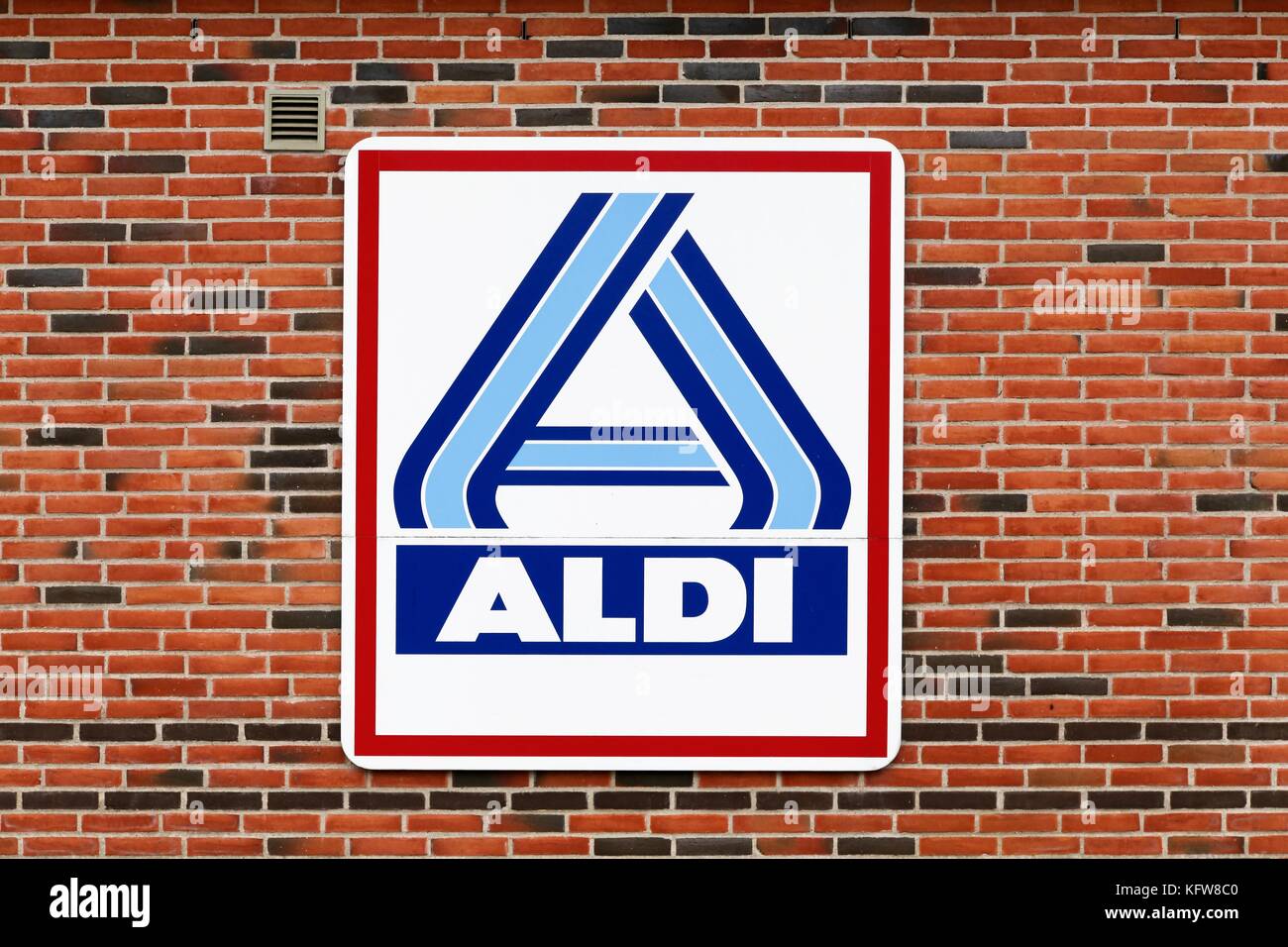 Hjorring, Dänemark - 28. Juni 2015: Aldi Logo auf eine Wand. Aldi ist einer der führenden globalen Rabatt Supermarktkette mit über 10 000 Filialen in 18 Ländern Stockfoto