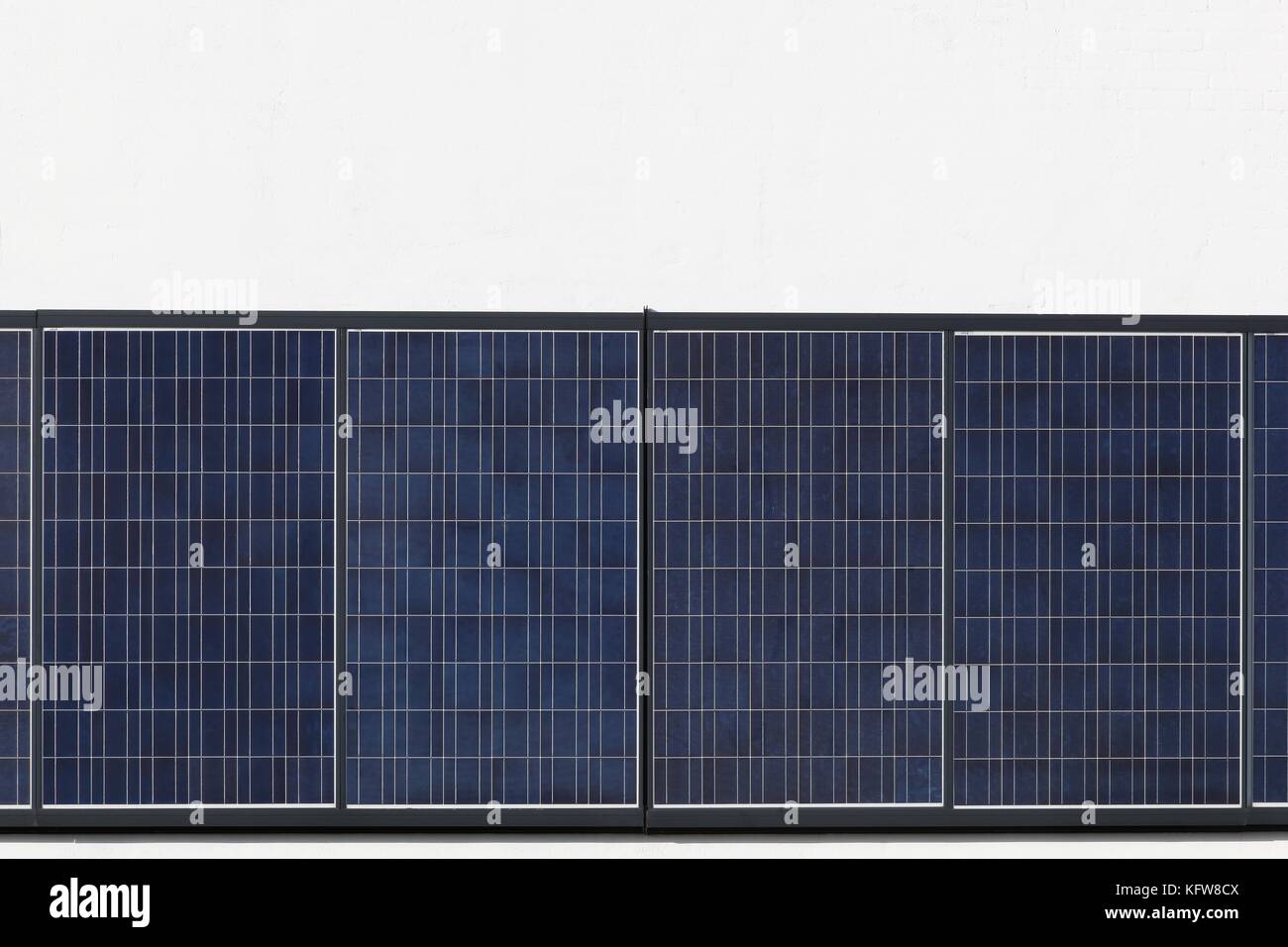 Solarzellen auf der Wand eines Gebäudes Stockfoto