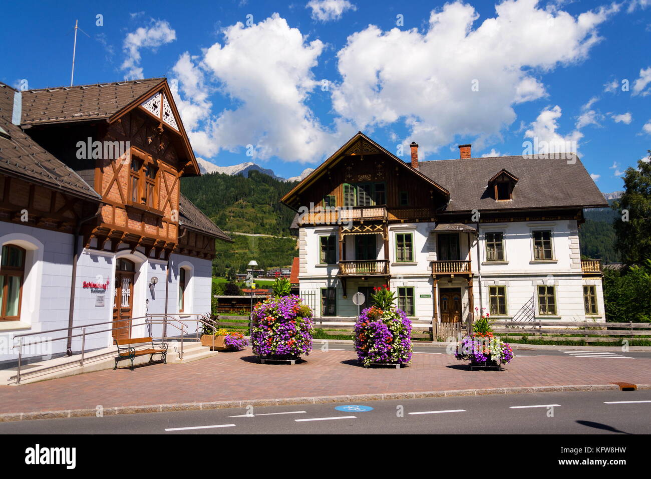 Schladming, Österreich - 15 August: traditionelle Häuser auf Straßen der ehemaligen Bergbaustadt am 15. August 2017 in Schladming. Stockfoto