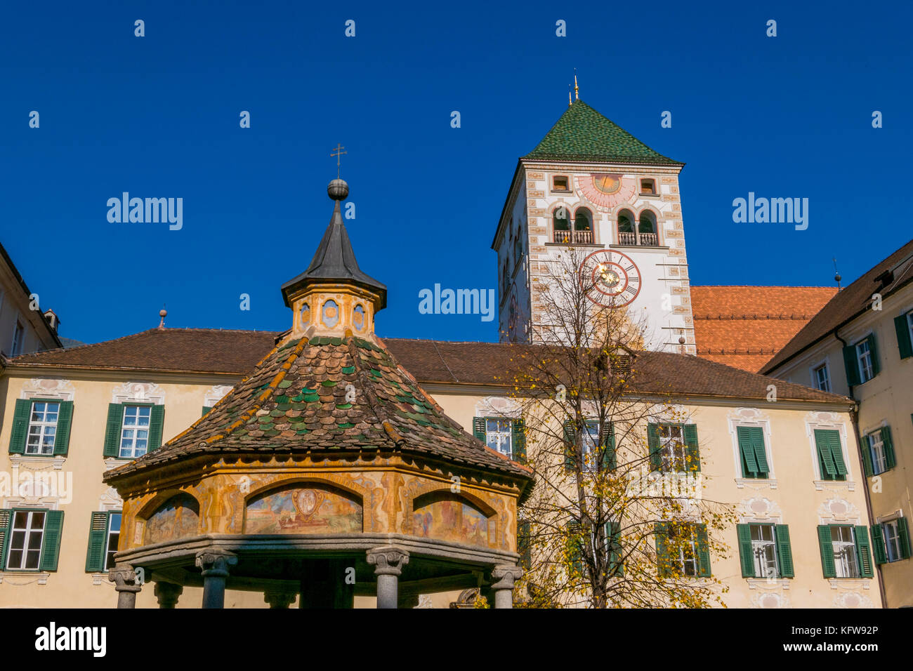 Innenhof und Brunnen Brunnen der Wunder (Brunnen der Wunder) mit der Stiftskirche im Kloster Neustift bei Brixen, Südtirol, Ita Stockfoto
