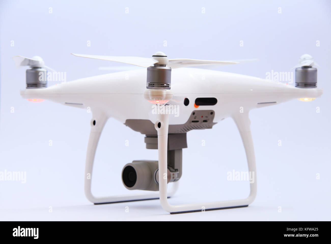 Perspektivische Ansicht von Drone auf weißem Hintergrund. Die neuen weißen Moderne drone. Stockfoto