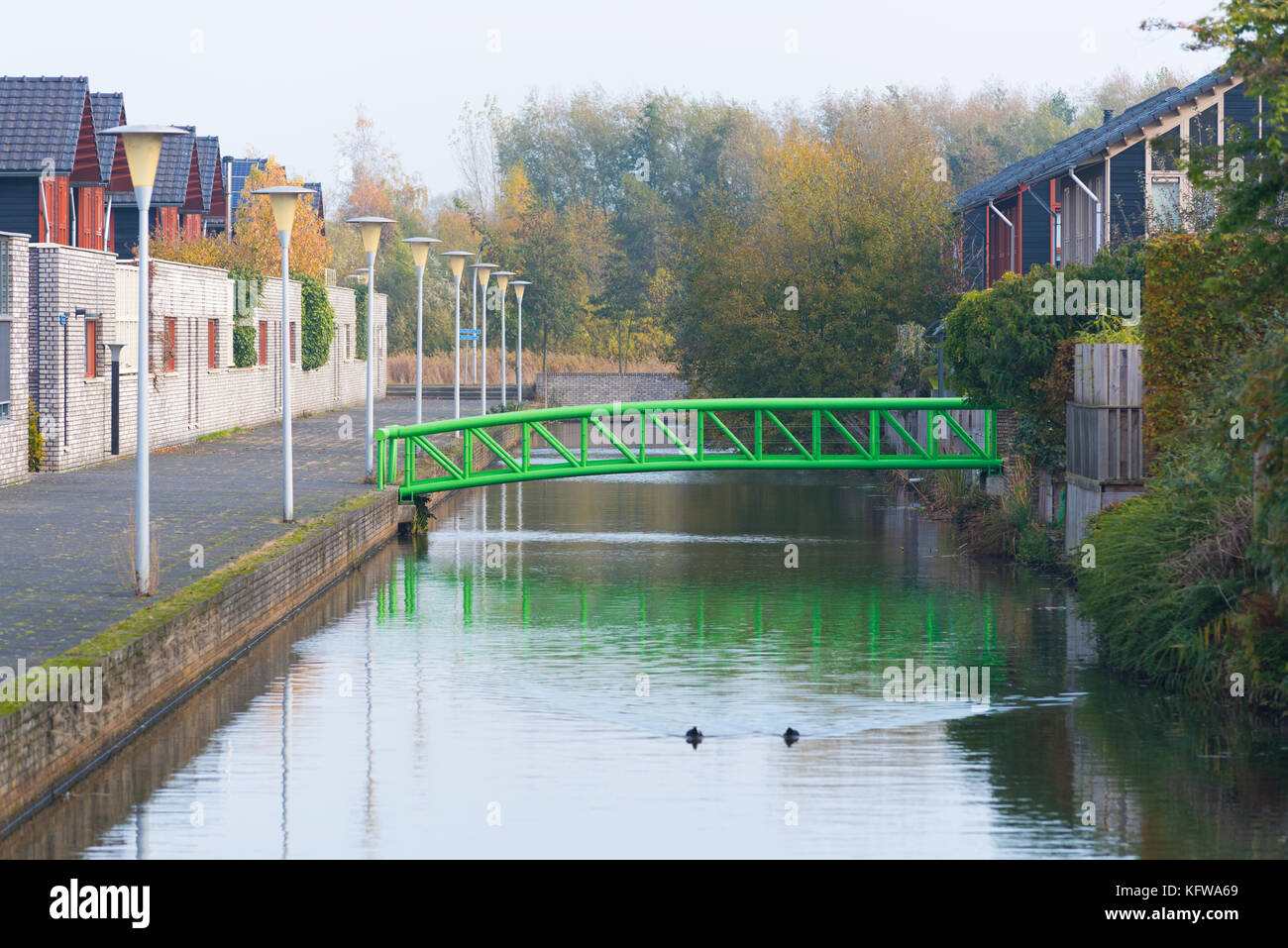 Moderne Fußgängerbrücke in einem Wohngebiet irgendwo in den Niederlanden Stockfoto