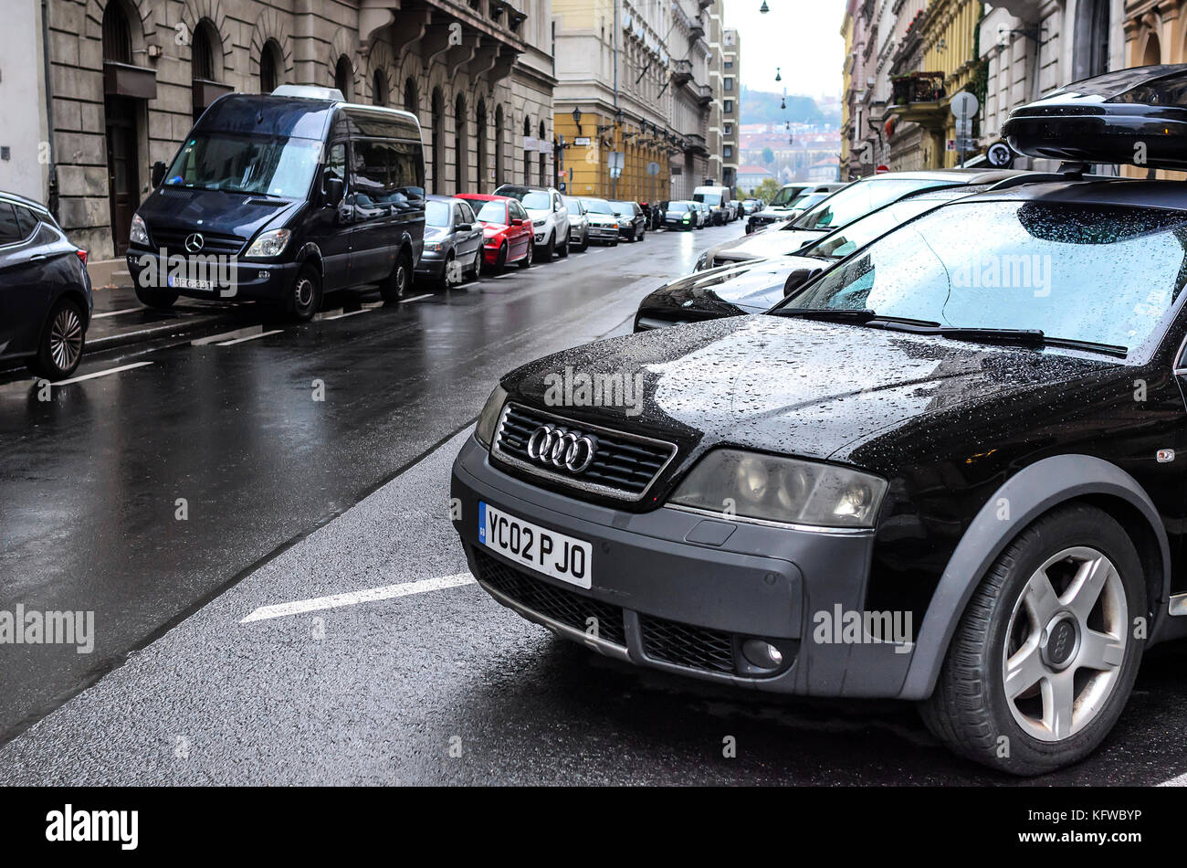 Autos in der Straße parken an einem regnerischen Tag. Stockfoto