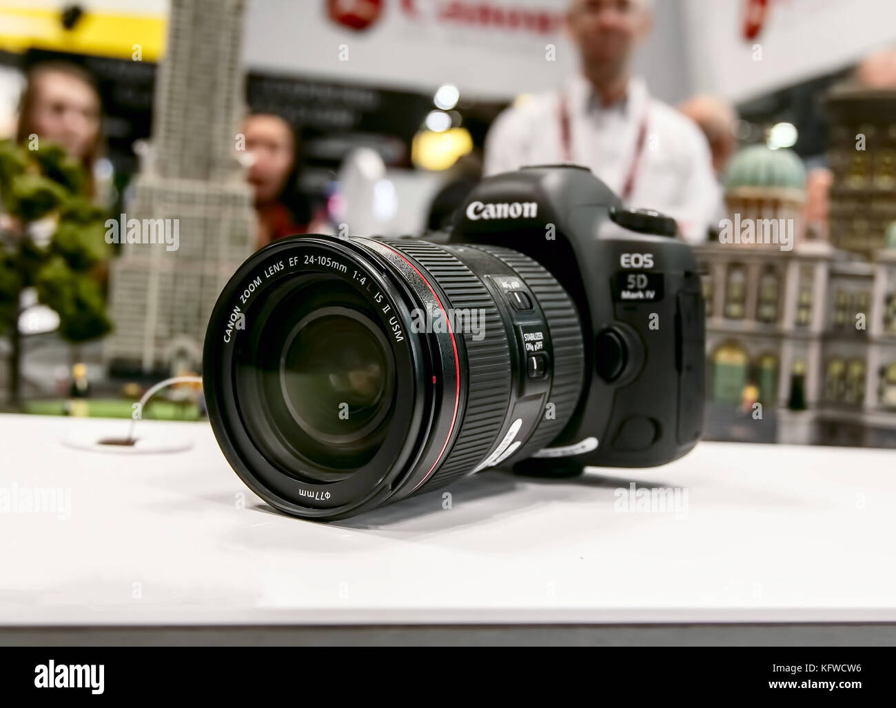 Canon EOS 5D Mark IV mit EF 24 IS II USM Objektiv. Stockfoto