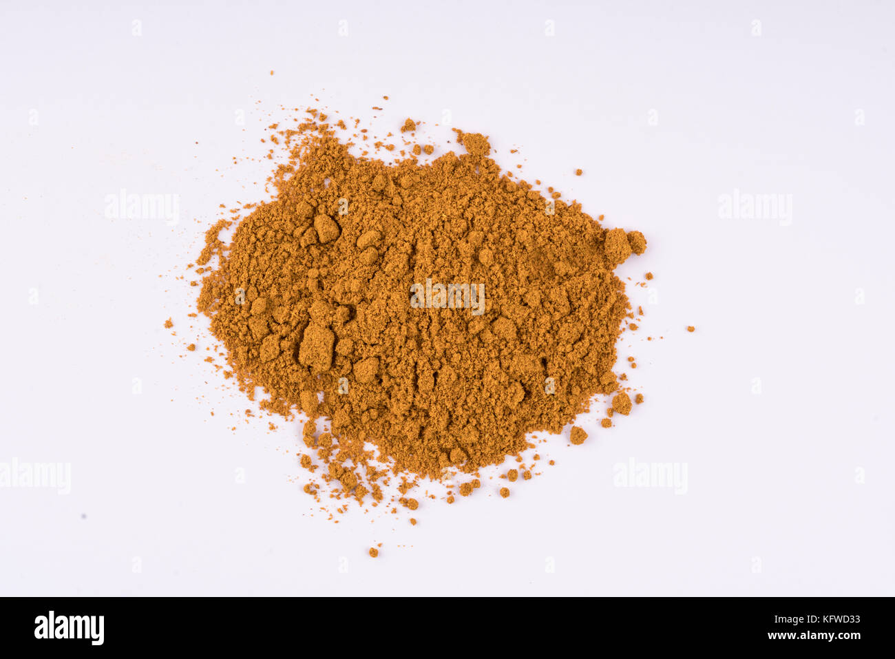 Etwas Currypulver auf weißem Tischhintergrund Stockfoto