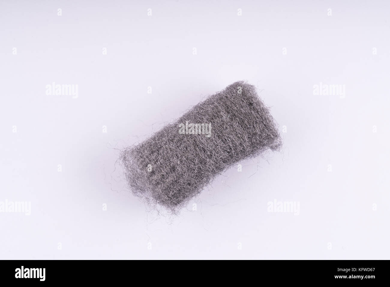 Ein metall Wicker für die Reinigung von Töpfen auf weißem Hintergrund Stockfoto