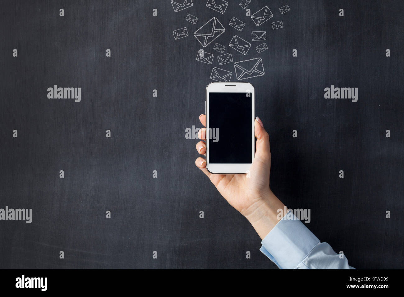 Smart Phone e-mail senden vor der Tafel Stockfoto