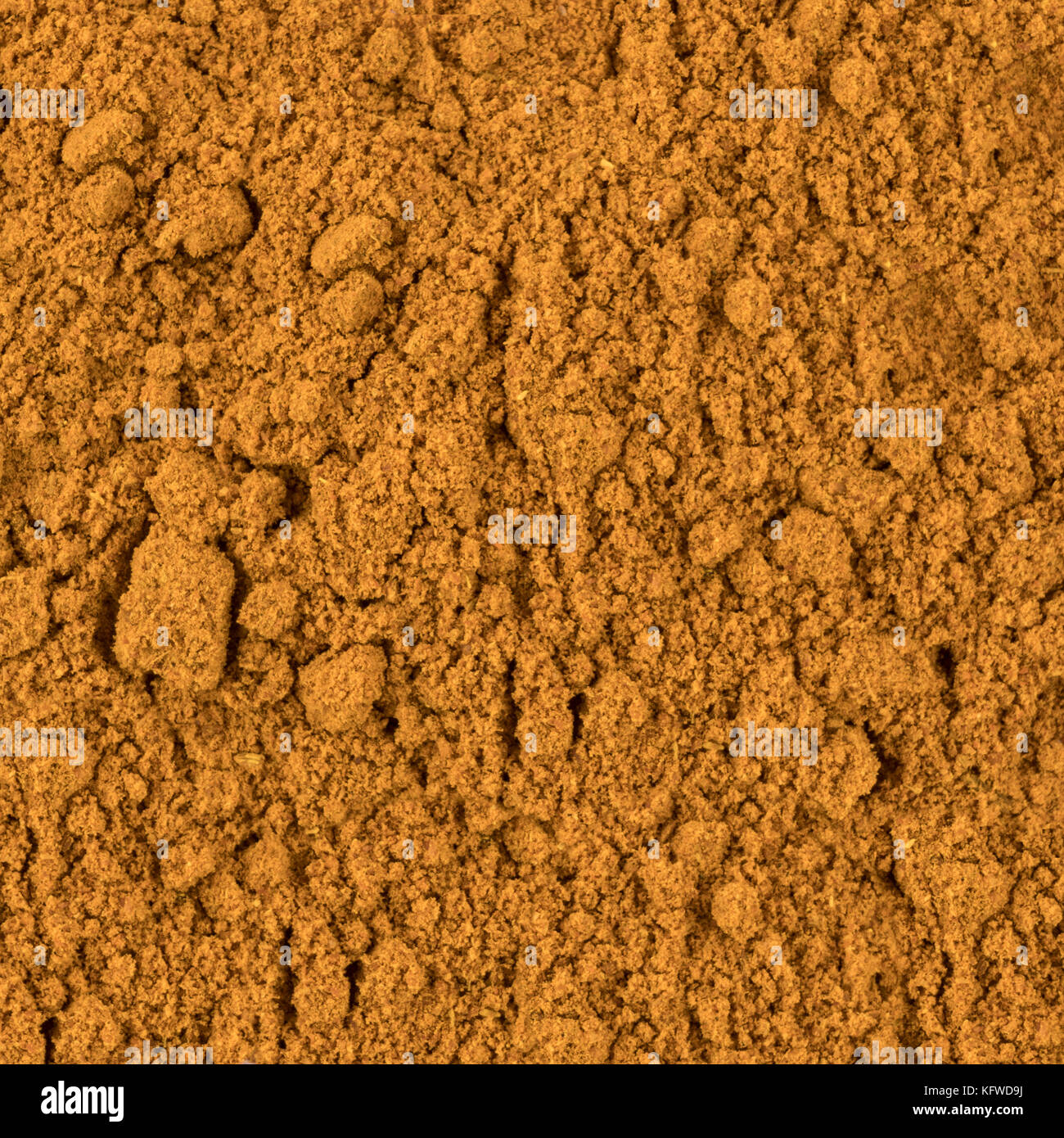 Etwas Currypulver auf weißem Tischhintergrund Stockfoto