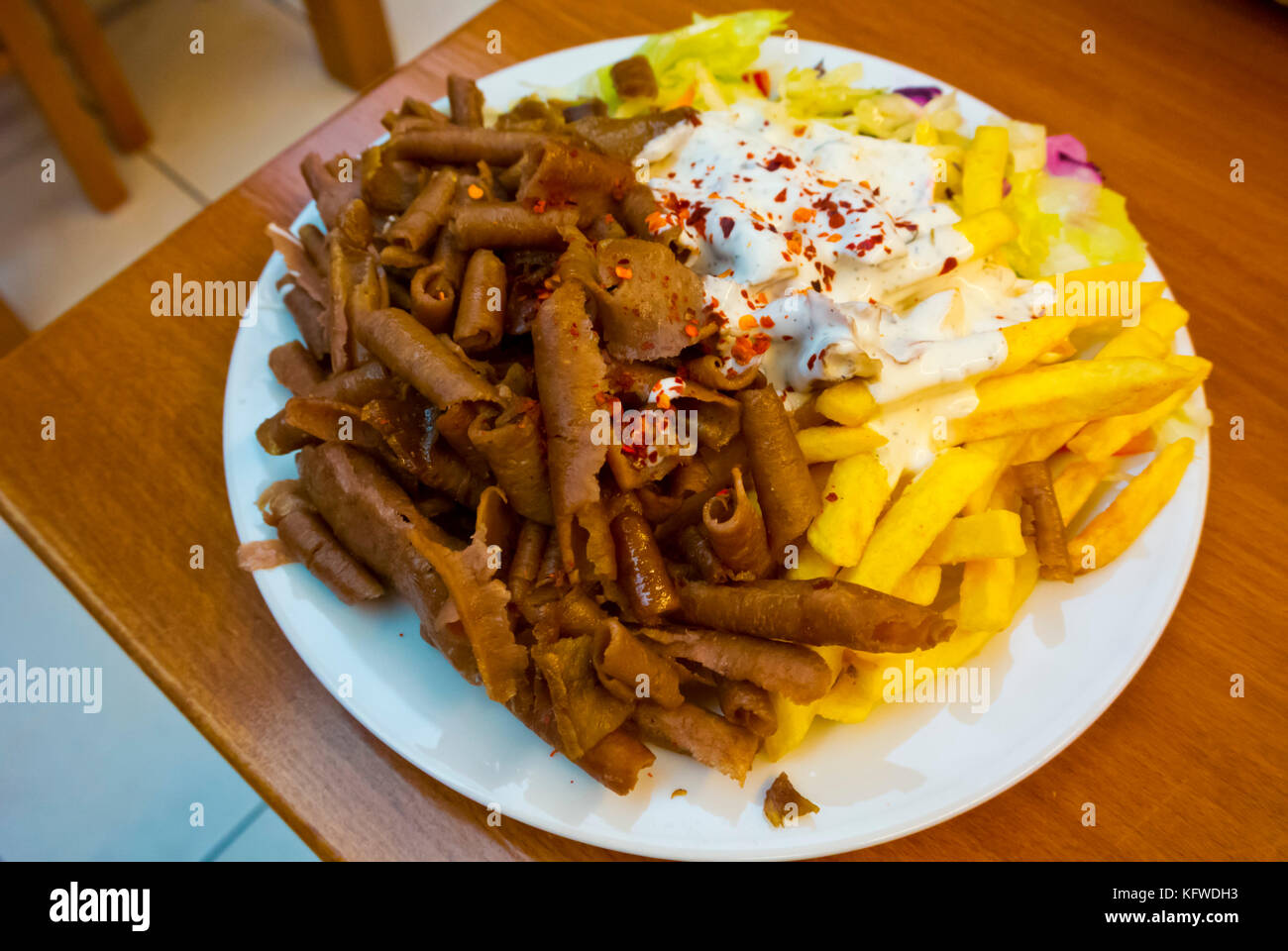 Kebab Platte, die mit Rindfleisch, Pommes, Salat und Joghurt Dressing, Vinohrady, Prag, Tschechische Republik Stockfoto
