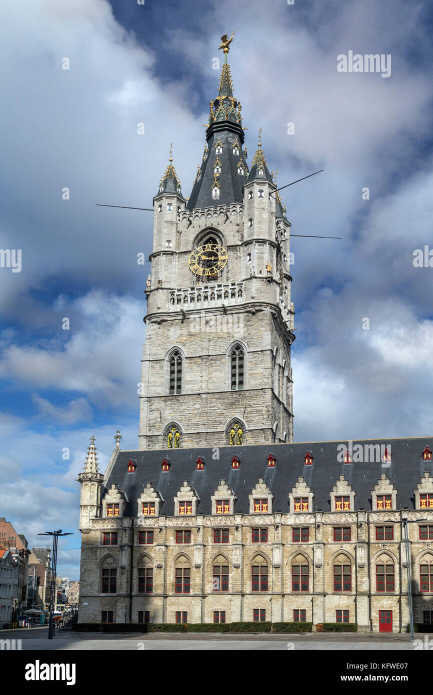 Der Glockenturm in Gent, Belgien. Die 91 m Belfried von Gent ist eine der drei mittelalterlichen Türme, die die Altstadt von Gent, die anderen beiden übersehen werden Sa Stockfoto