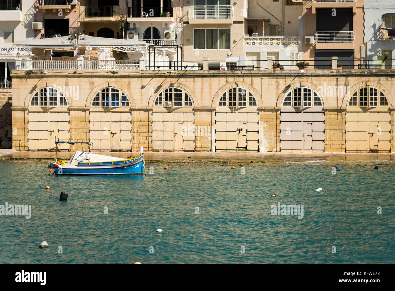 Gebäude und bootshäuser am Kai im St Julkans Malta Stockfoto Gebäude und bootshäuser am Kai im St Julkans Malta Stockfoto