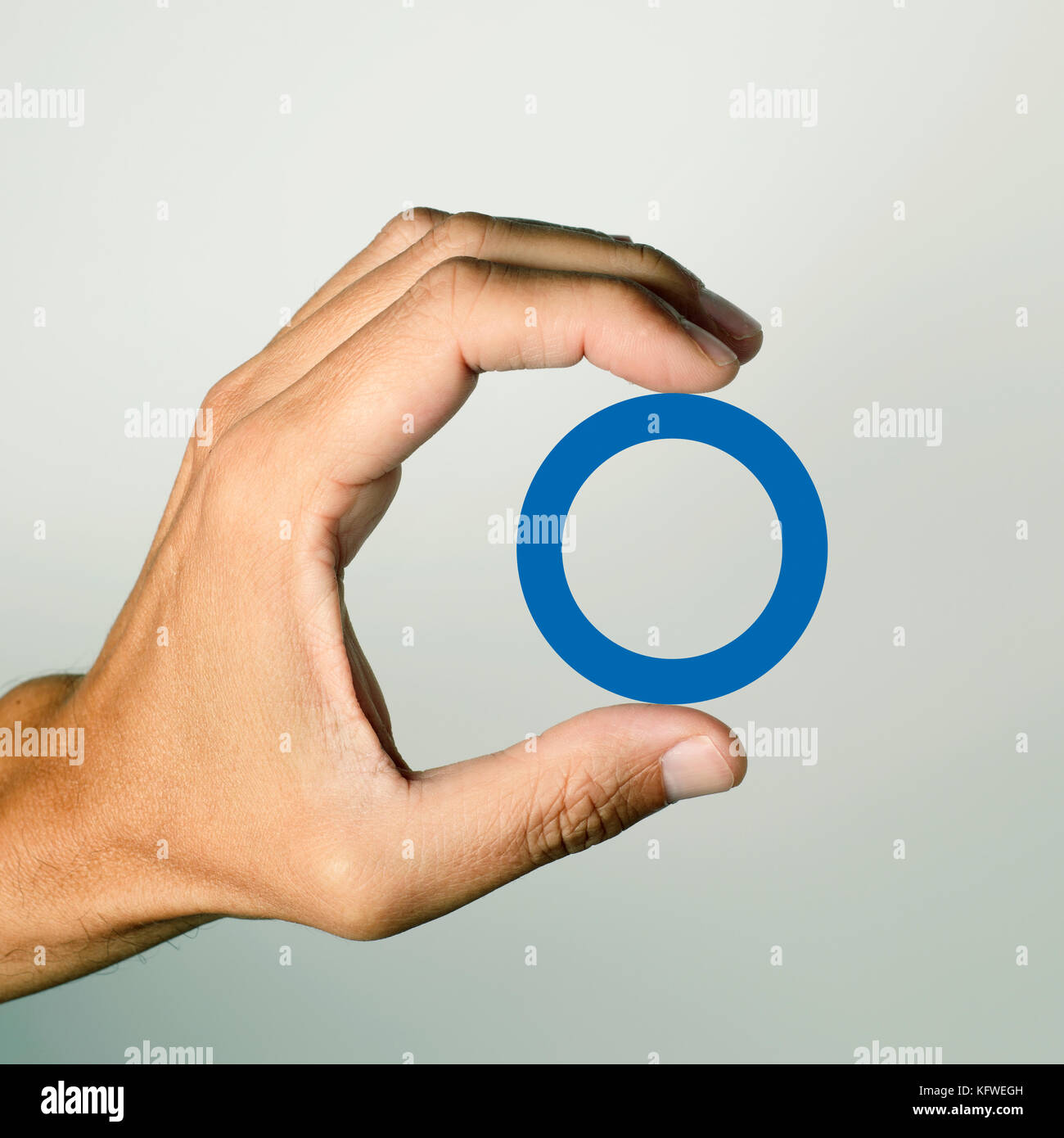 Ein blauer Kreis, das Symbol des Diabetes, in der Hand des jungen Mannes, für Diabetiker Stockfoto