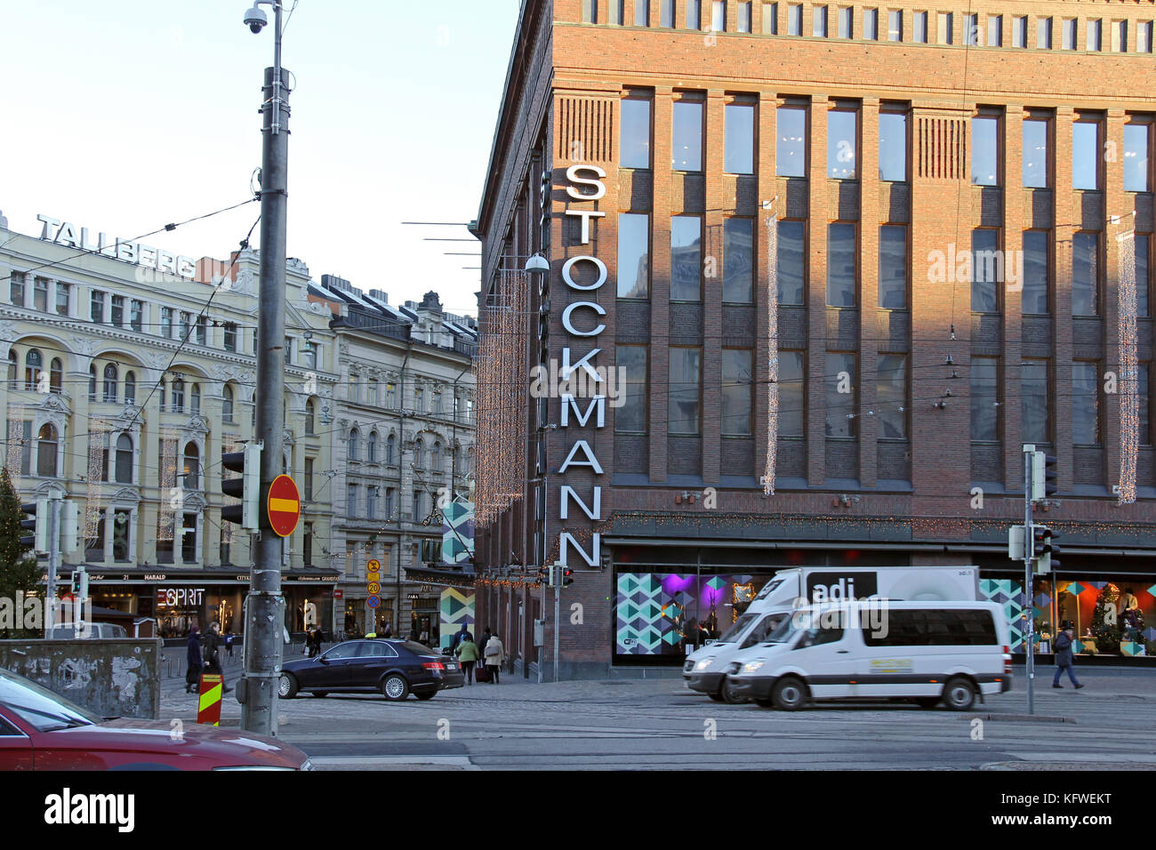 HELSINKI, FINNLAND - 2. DEZEMBER 2015: Flagship Stockmann Store im geschäftigen Zentrum von Helsinki. Stockmann ist das größte Kaufhaus in Nordisch-Kou Stockfoto