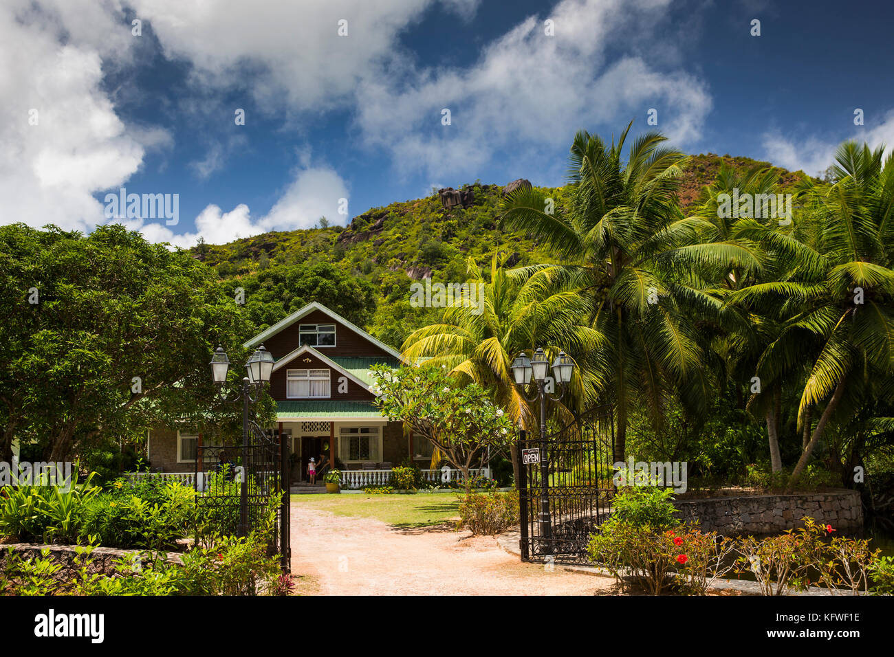 Die Seychellen, Praslin, Anse Lazio, Le Chevalier Restaurant hinter Strand Stockfoto