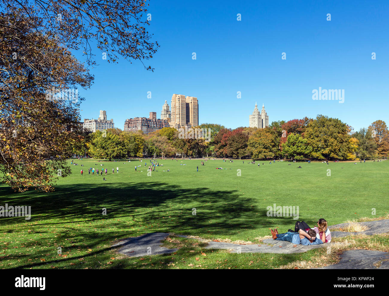 Central Park suchen über die Schafe Wiese an Gebäuden am Central Park West, Midtown Manhattan, New York City, NY, USA Stockfoto