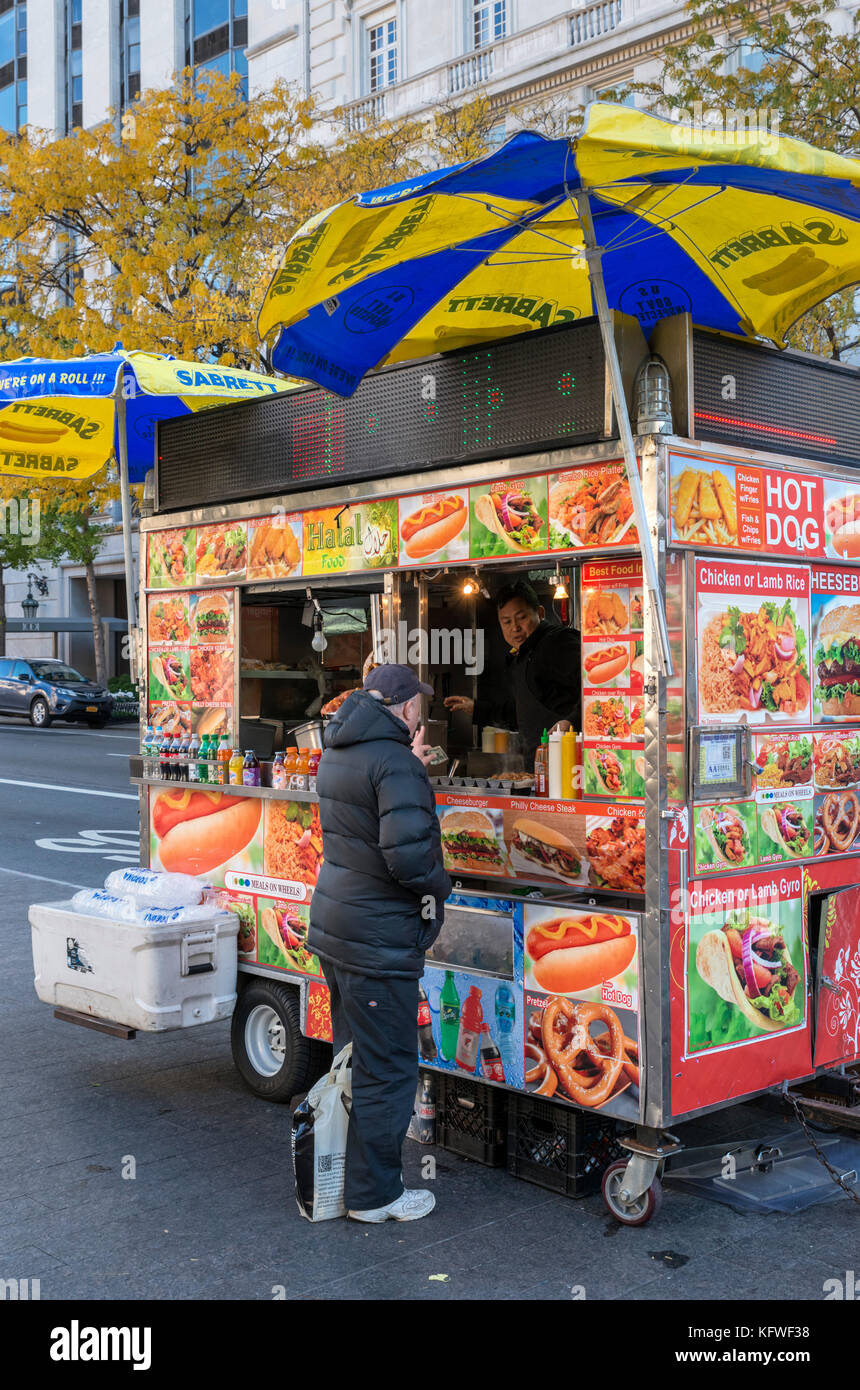 Hot Dog stand auf der 5th Avenue, New York City, NY, USA