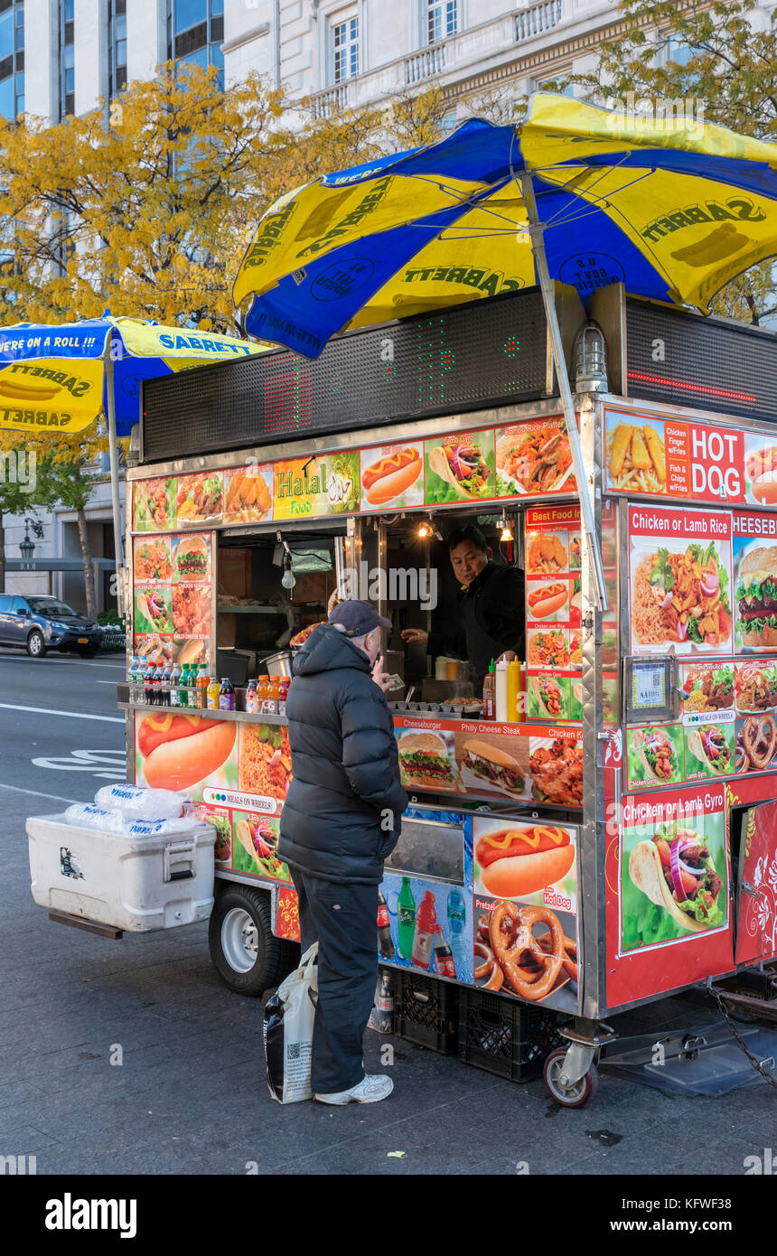 Hot Dog stand auf der 5th Avenue, New York City, NY, USA Stockfoto