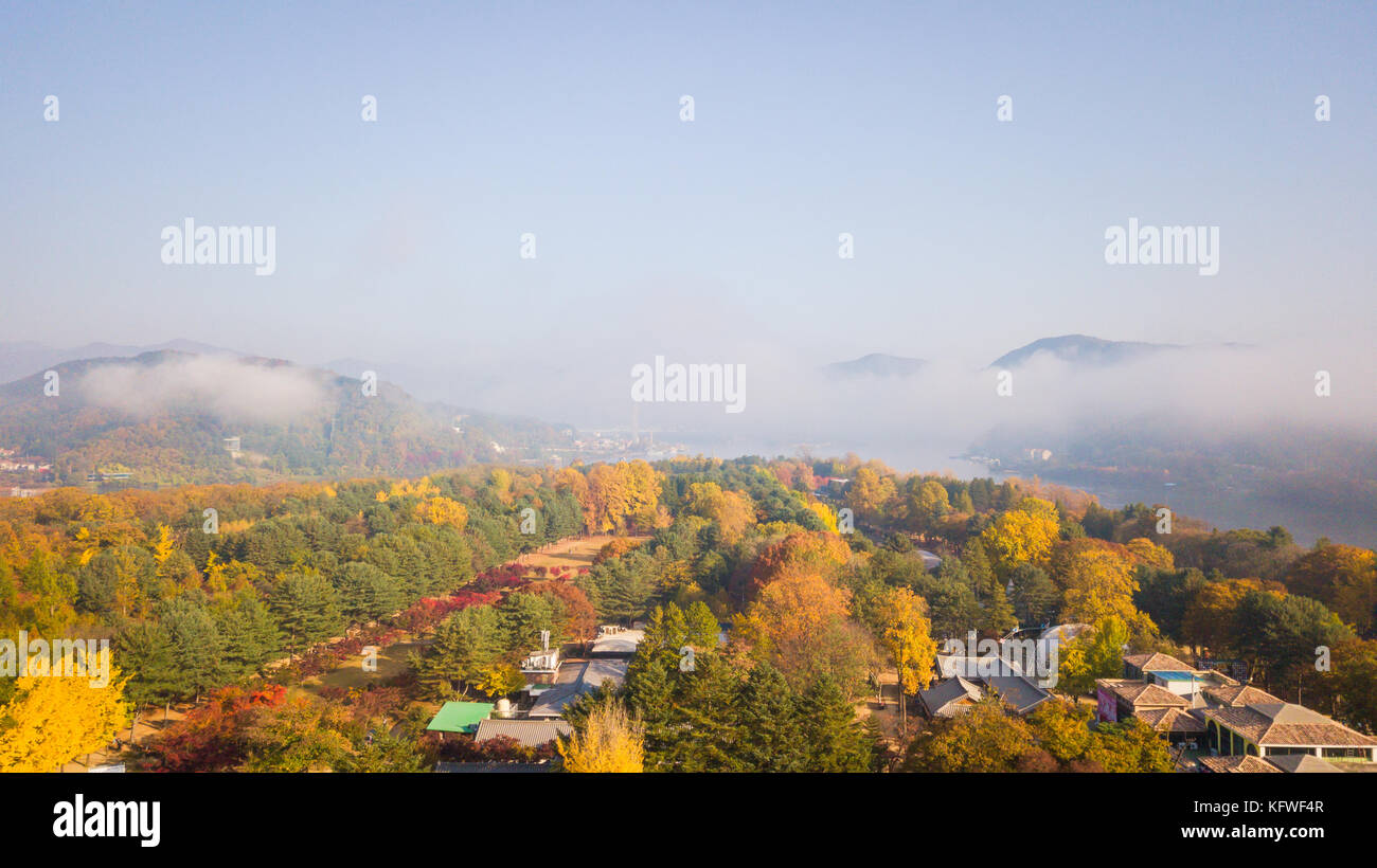 Luftaufnahme. Sonnenaufgang im Herbst an der Insel Nami, Seoul Korea Stockfoto