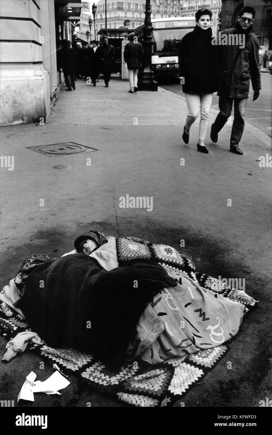 Frau und Kind schlafen auf den Straßen von Paris, Frankreich. Stockfoto