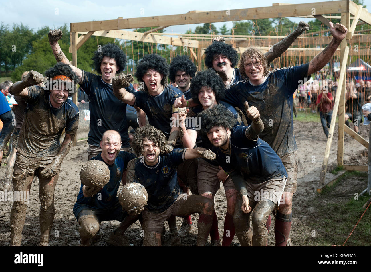 Teilnehmer an Tuff mudder Ausdauer Ereignis in Dalkeith in der Nähe von Edinburgh in Schottland statt. Stockfoto