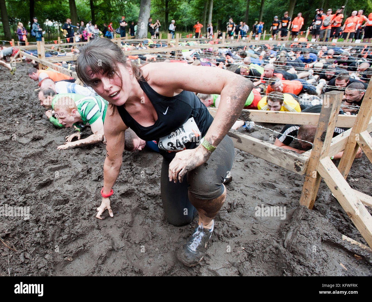 Teilnehmer an Tuff mudder Ausdauer Ereignis in Dalkeith in der Nähe von Edinburgh in Schottland statt. Stockfoto