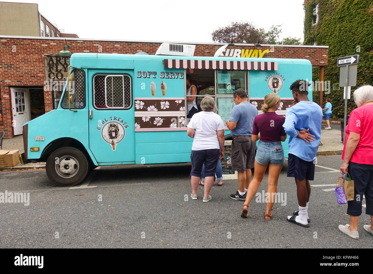 Queuing ice cream shop Fotos und Bildmaterial in hoher Auflösung Alamy